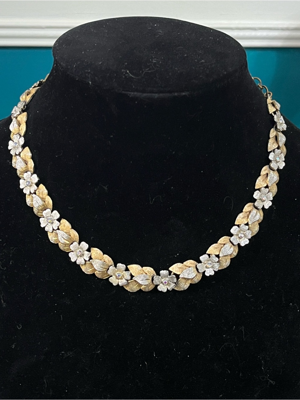 Vintage Signed KRAMER Floral Leaf Necklace 1796